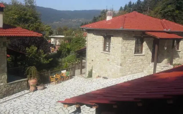 Ta Petrina Tis Elatis
