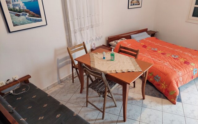 Akrotiri Cosy Studio with Patio and View