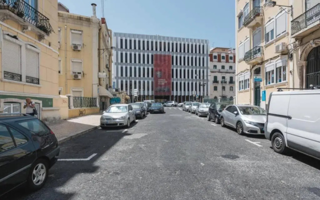 Sunny Terrace Apt, Close to Downtown! 2 Bedroom Flat