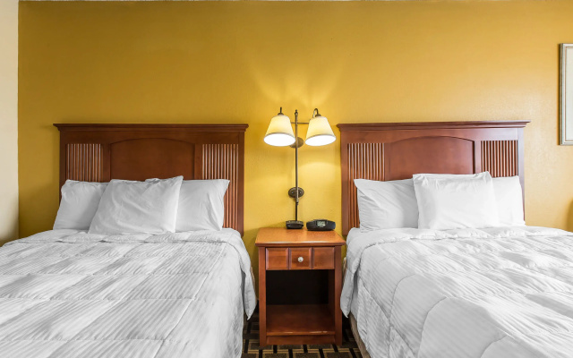 Econo Lodge Byron near Historic District - Warner Robins