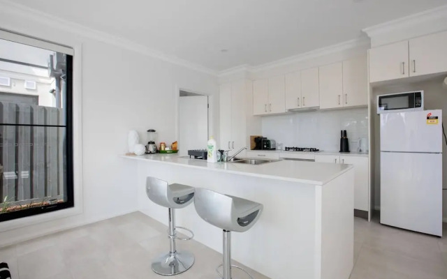 Captivating Large 4br@narre Warren