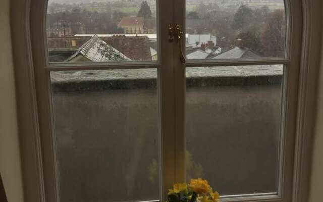 Modern Penthouse With Views in Stroud