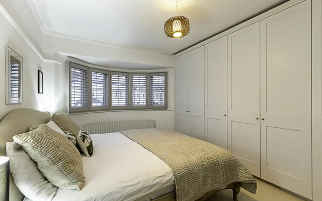 Gorgeous 4-bed Home With a Fireplace and Terrace