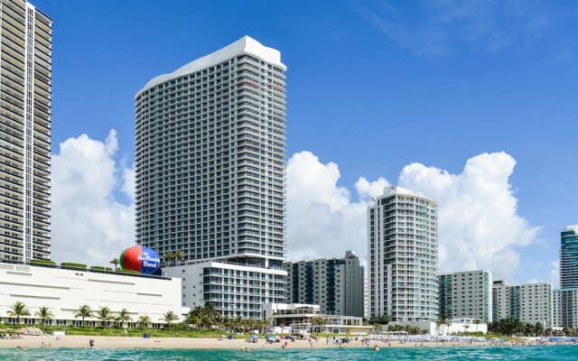 Oceanfront Luxe: Beach Condo