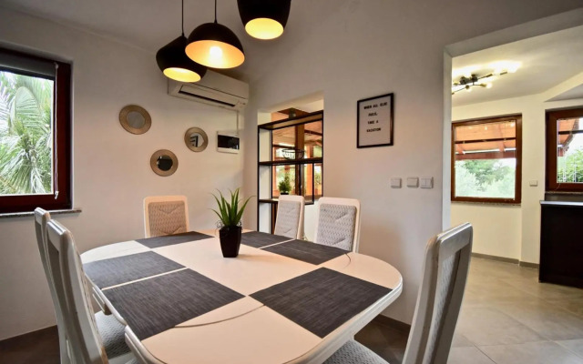 Relaxing holiday house with terrace sea view