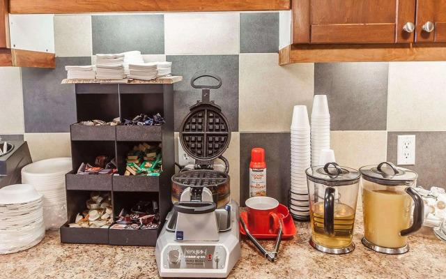 Econo Lodge Inn & Suites