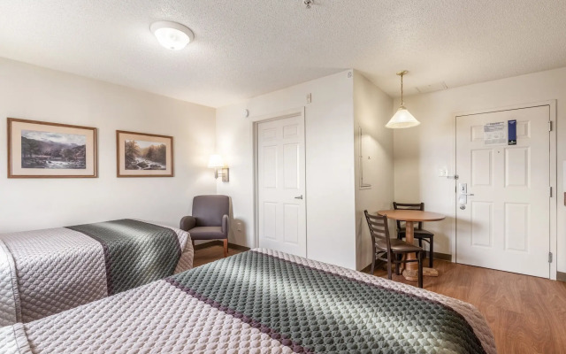 HomeTowne Studios & Suites by Red Roof Charlotte - Concord
