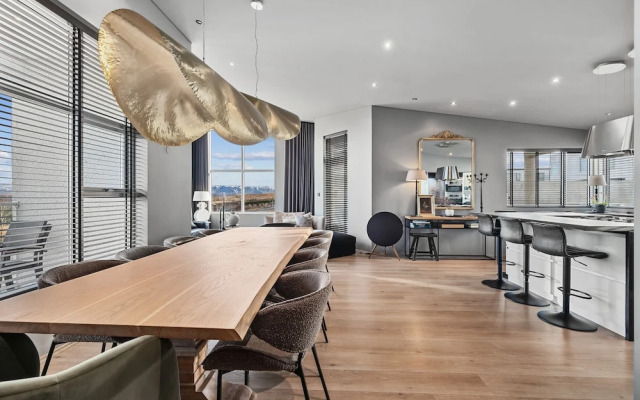 Luxurious Large Home, Perfect for Your Group