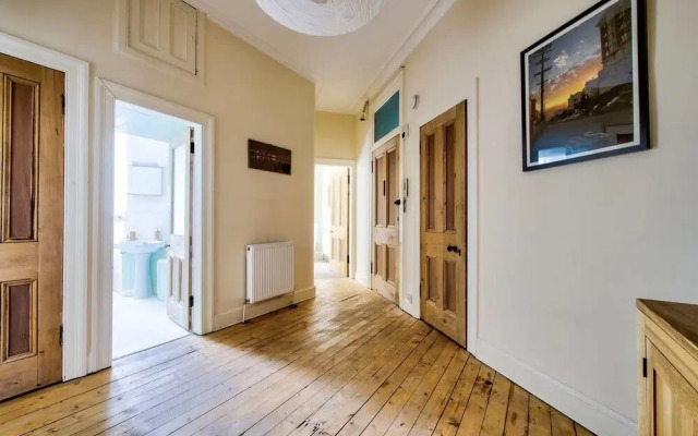 Lovely and Spacious 2BR Home on Comiston Road