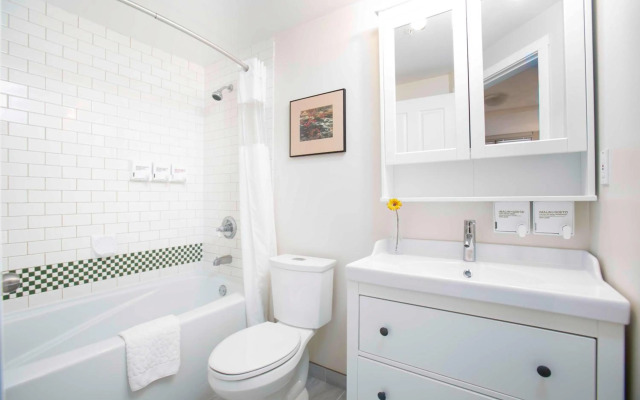 Alpenglow Lodge Sunny Studio with Sitting Area by MVA