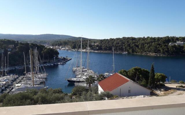 Apartments by the sea Milna, Brac - 18743