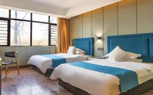 Zhongmou New Oriental Fashion Hotel
