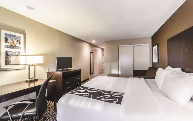 La Quinta Inn & Suites by Wyndham Collinsville - St. Louis