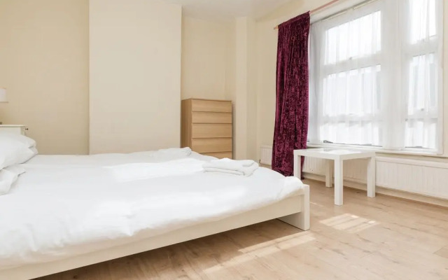 4 bedroom house, Roff Avenue, by Claire Walton Property (Bedford)