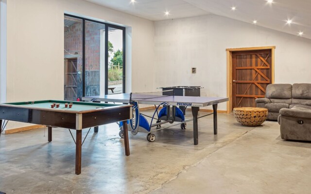 Beautifully Renovated Farmhouse for Groups, With Indoor Pool and Sauna