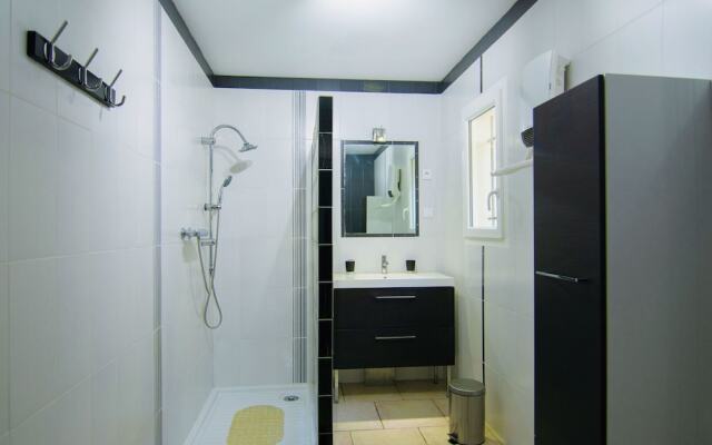 Modern Villa with Private Pool in Ledenon