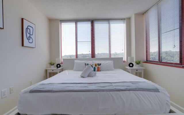 Gorgeous Apt with Rooftop City View