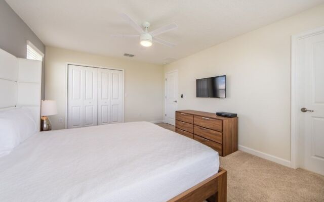 Champions Gate Luxury ! 6 Bedroom Home by RedAwning