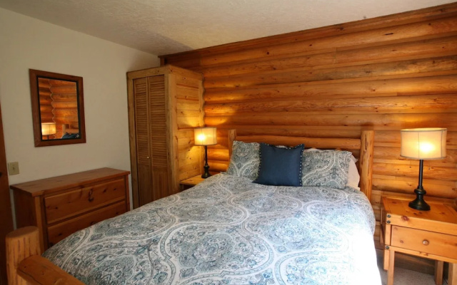 3 Blue Grouse 5 Bedroom Home by Redawning