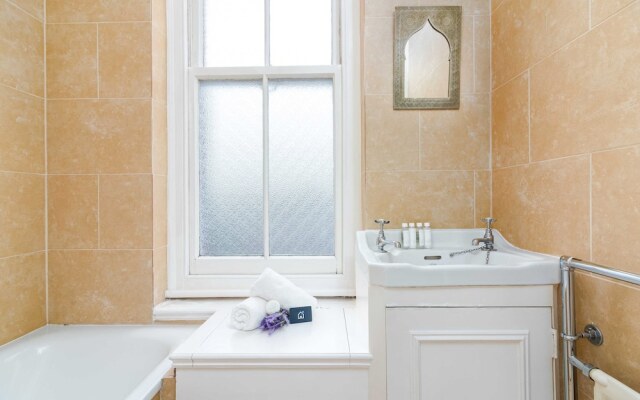 Bright and Elegant Chiswick Apartment