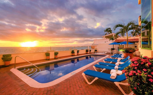 WIVC Casa de la Playa Condo - Literally on the Beach with Swimming Pool & Jacuzzi