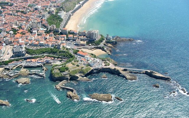 Idyllic Apartment In Biarritz With 2 Bedrooms, Garden And Terrace 150M