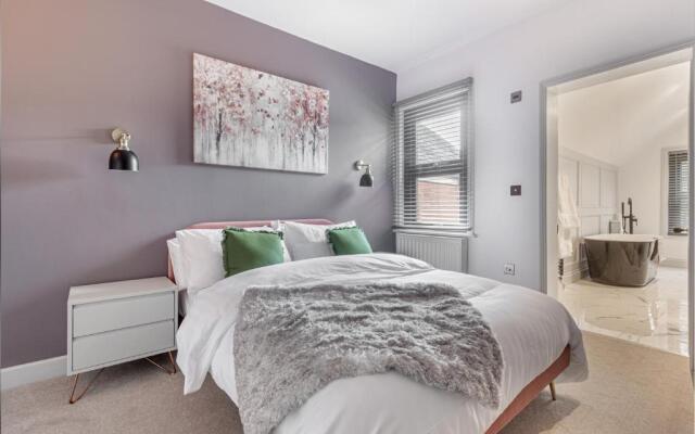 2 Bedroom House- Hereford City Centre with Parking