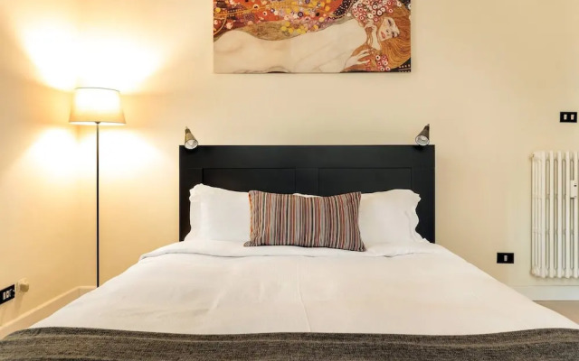 Sunny Flat In Elegant Building Close To Colosseum