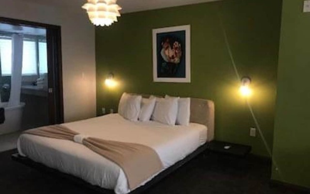 Strand Ocean Drive Suites