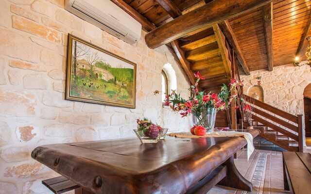 The Vivian - Luxury Stone Villa