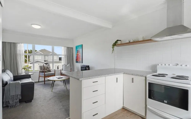 Renovated Takapuna 2BR Apt - Parking