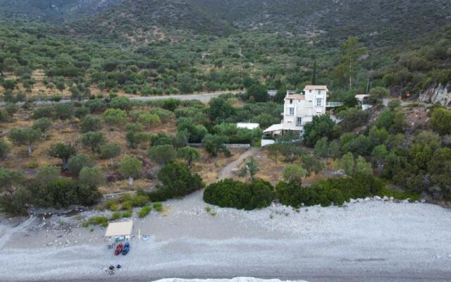 Nikole's Villa By The Sea 2