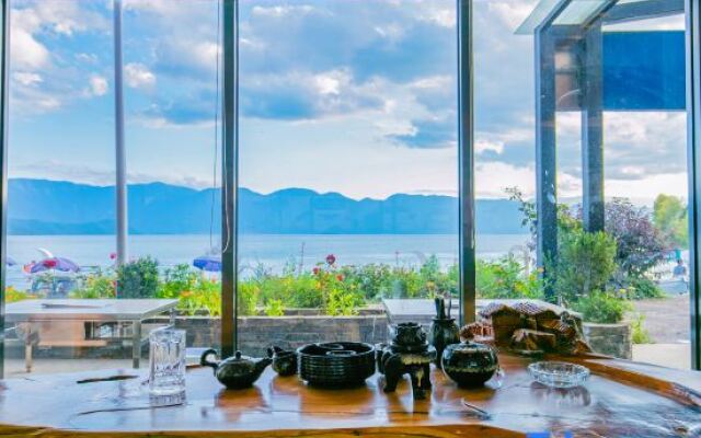 Mei Lu. Lakeside  Hotel