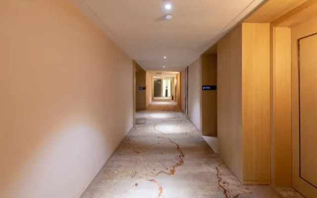 The Ruihe Hotel (Zhengzhou High-speed Railway Station)