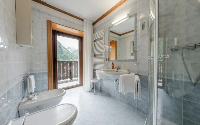 Hotel Vioz - Family Hotel & Apartments