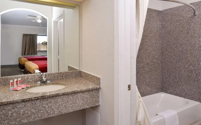 Econo Lodge & Suites