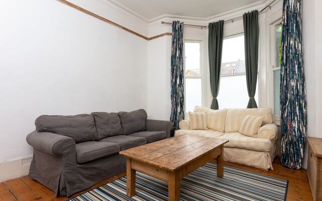 2 Bedroom Flat In Earlsfield
