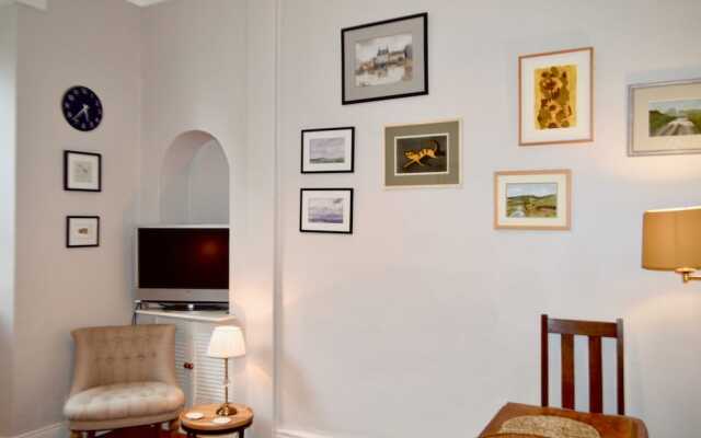 2 Bedroom Flat Near the Dean Village