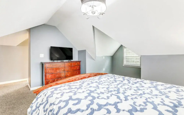 Pet-friendly Home w/ Hot Tub in Atlanta!