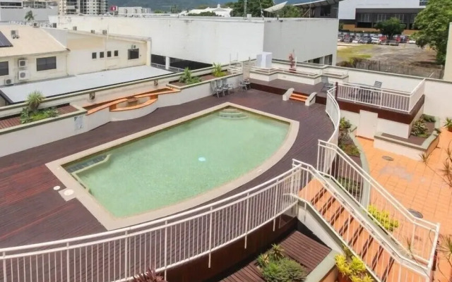 Inner City One Bedroom Apartment with Pool View 22