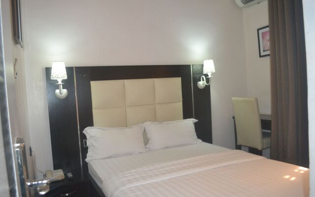 Mac Dove Lounge & Suites ltd