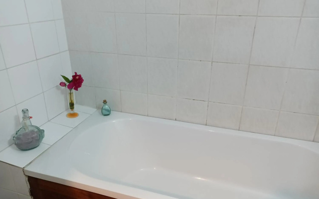 blue and yellow, appartement au calme, avec piscine, WIFI
