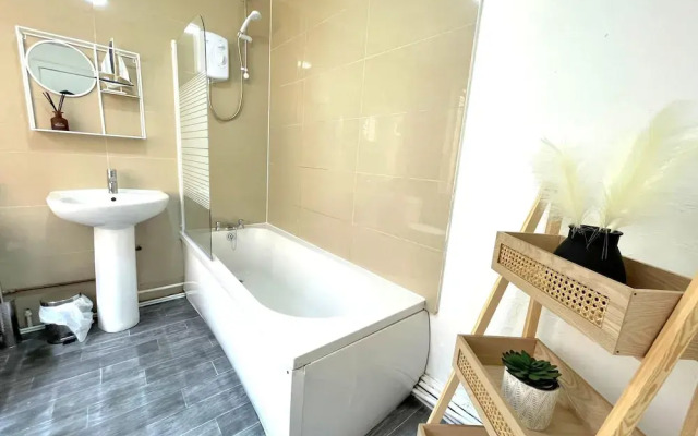 Spacious 2-bed Apartment With Hot tub and Parking