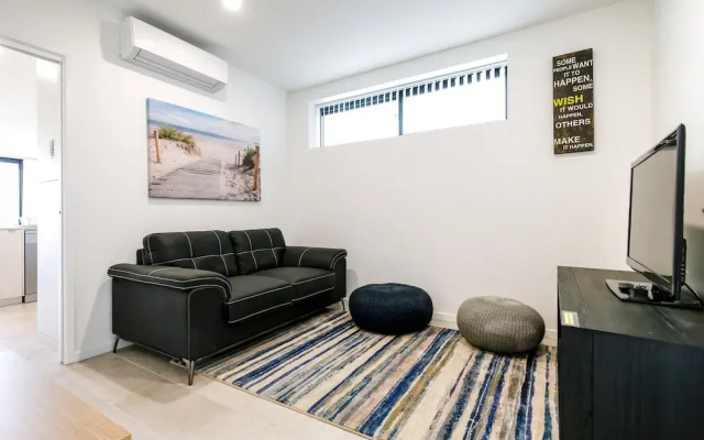 Glorious 2-bed With Waterside Balcony Views