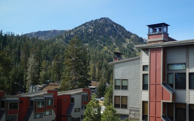 Slopeside Four Bedroom Homes at 1849 Condos - Free Wifi and Parking! by RedAwning