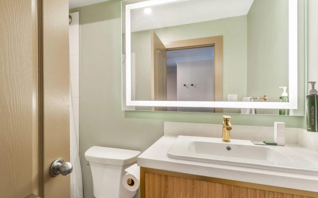 Velora Hinton, Ascend Hotel Collection