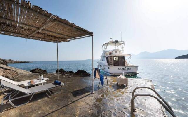 Beautiful 3-bed Sea Front Villa in Agios Nikolaos