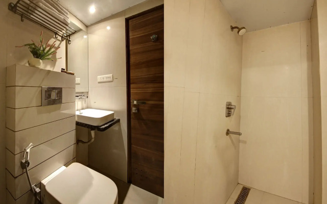 OYO 8248 Hotel Shanti Plaza