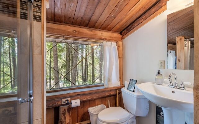 Guten Cabin 3 Bedroom Home by NW Comfy Cabins by RedAwning