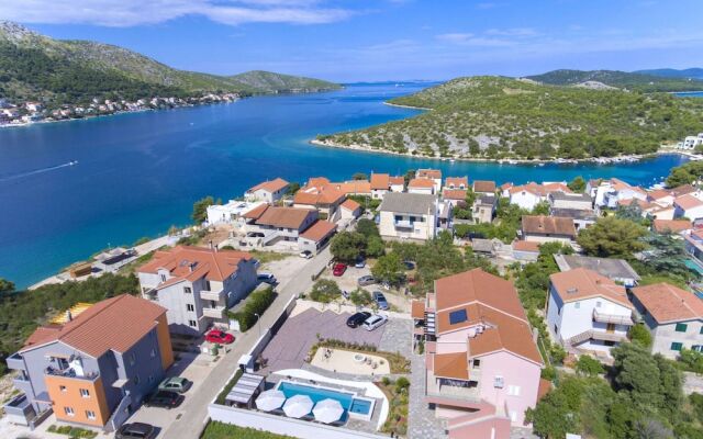 Exquisite Villa with Private Hot Tub in Grebaštica